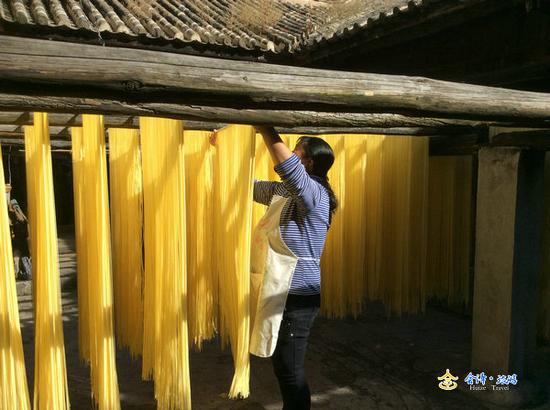 绿色的是菠菜面，只需在加工过程中放入新鲜的菠菜汁
