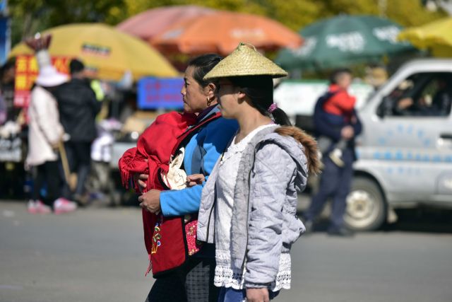 云南十八怪，草帽当锅盖.JPG