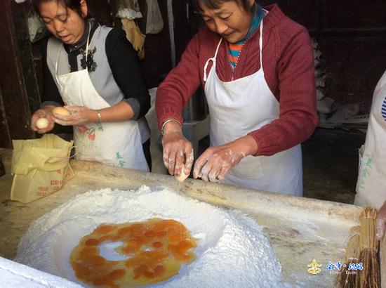 加鸡蛋进面粉中