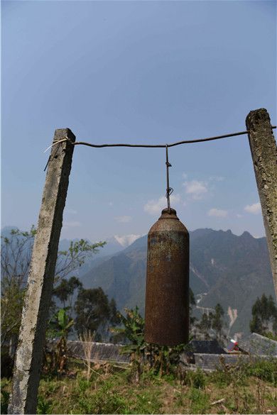 老姆登教堂前的钟.JPG