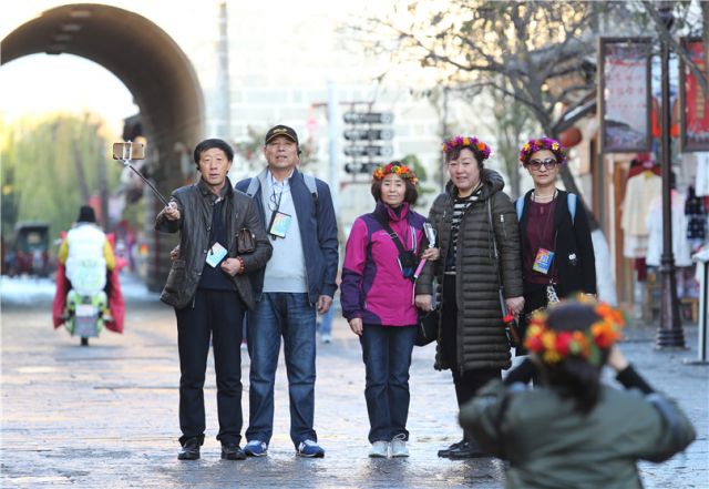 樱花灿烂迎新年  大理古城游人多