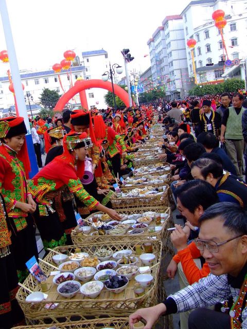 绿春哈尼十月年长街古宴即将开席