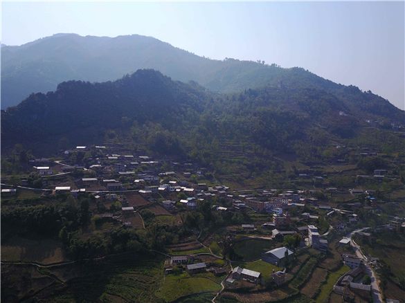 老姆登村及村后的“神山”.JPG