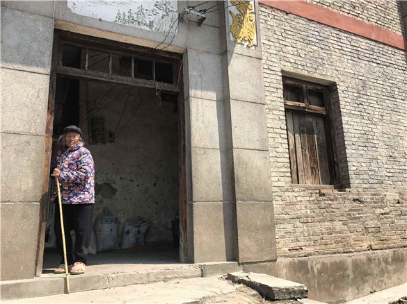 知子罗曾经的工人俱乐部，现今是当地居民的家.jpg