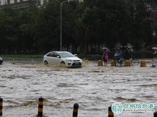 昆明发布暴雨蓝色预警 主城区多路段积水