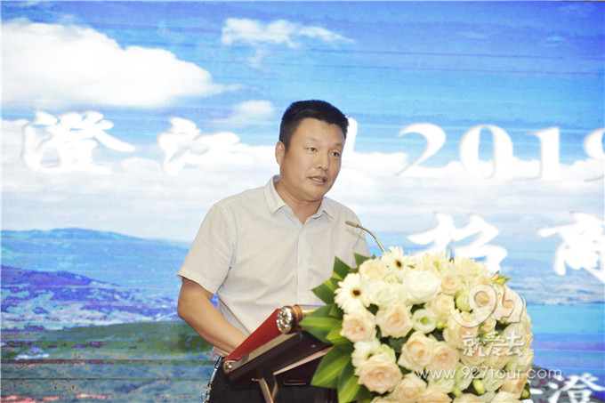 "推介会上,澄江县副县长朱云海向参会人员介