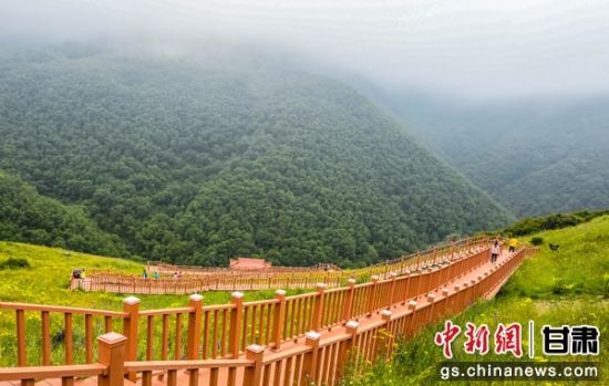 甘肃渭源黄土塬青山函黛烟雨蒙蒙赛江南