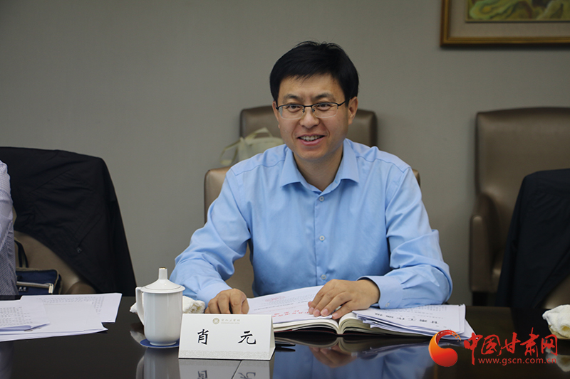 省委宣传部干部处处长肖元宣读任免通知