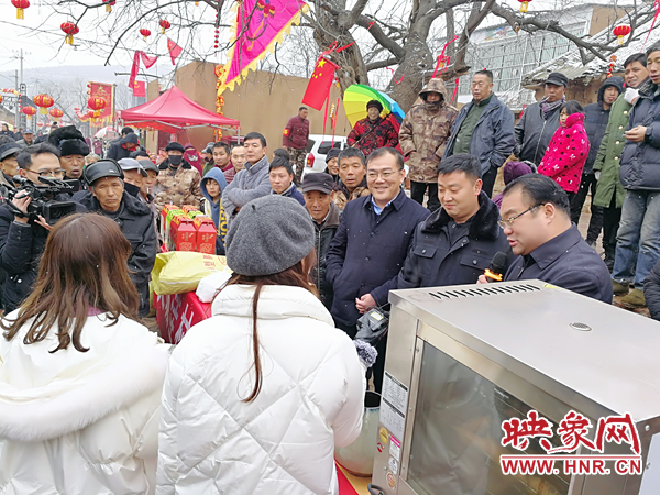 郏县茨芭镇惠民生迎新春年货节里年味浓