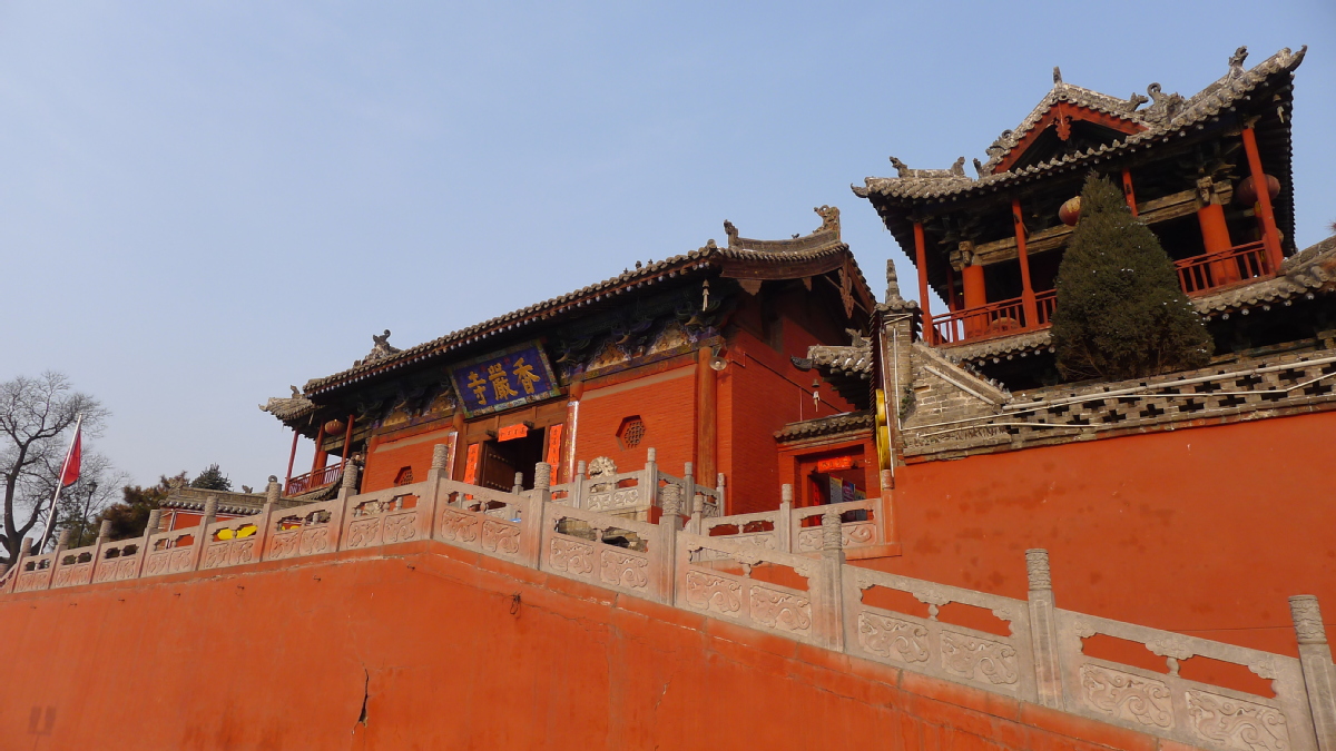 柳林县香严寺,俗称鸽子寺,位于山西省柳林县城东北隅山阜之处.