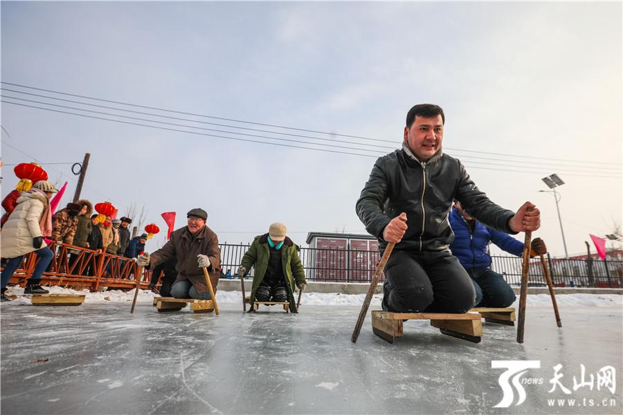 2020年1月12日,在博乐市贝林哈日莫墩乡决肯村,各族群众参加爬犁子