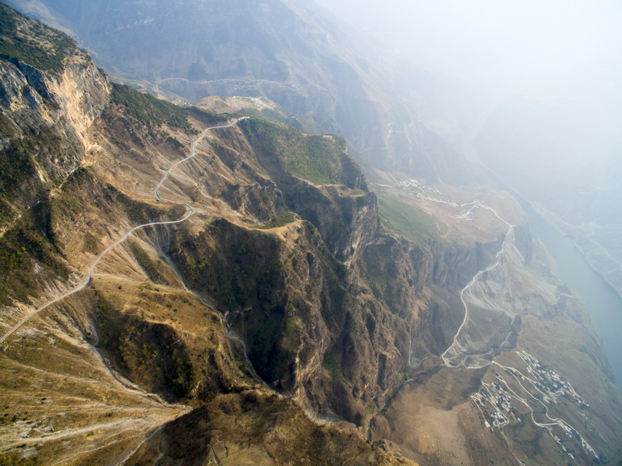 航拍云南山区魔鬼公路在原地盘旋海拔下降1200米