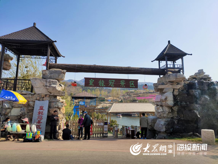 在皇龙冠景区,随着樱花,梨花,连翘等均进入盛花期,群山草木吐绿,景致