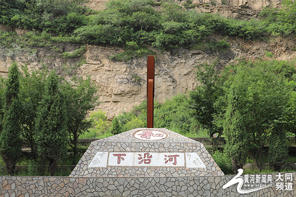 走进位于唐河大峡谷的灵丘县红石塄乡上沿河村和下沿河村,映入眼帘的