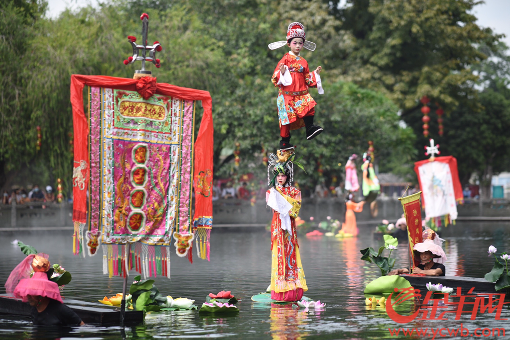 举办"喜迎中秋 庆祝国庆—番禺水色旅游文化节活动,展现"水上飘色