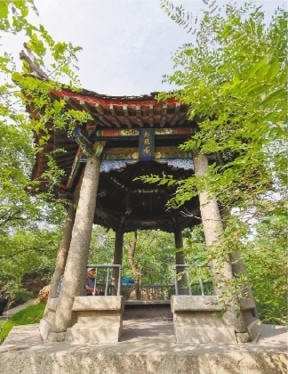 海城厝石山古迹隐在山石间