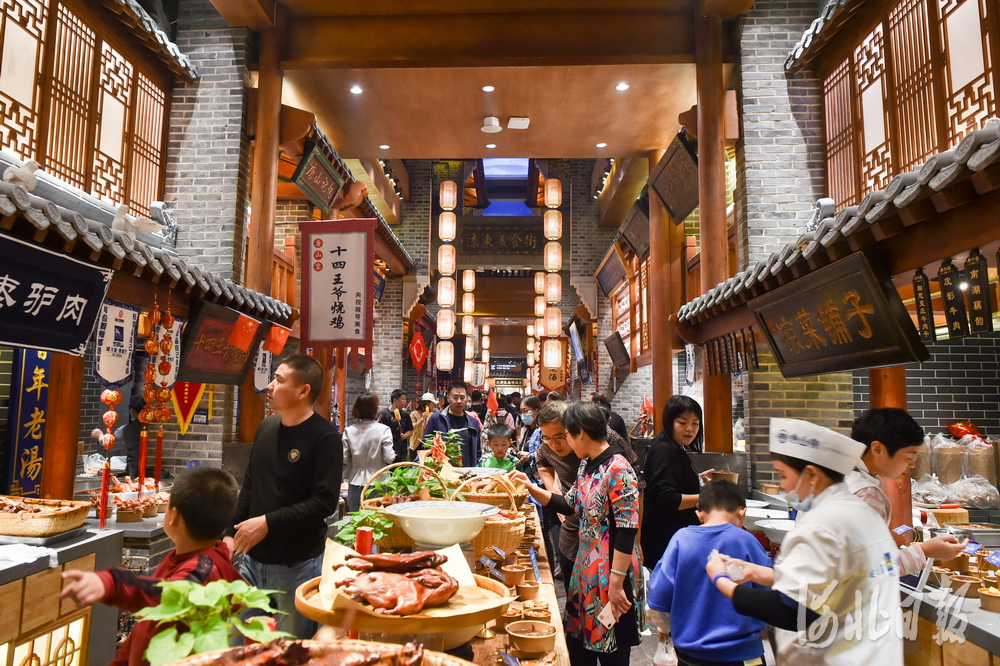 2020年10月2日,游客在河北省唐山饮食文化博物馆参观.