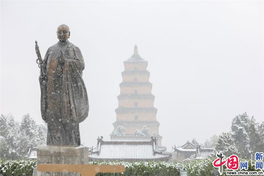 众多市民外出游览,西安城墙,大雁塔景区游人众多.