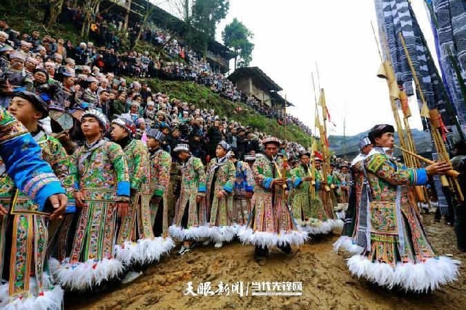 榕江县古州镇三宝侗寨,侗族妇女身披稻草在祭萨时舞稻草龙欢度萨玛