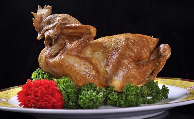 德州扒鸡德州扒鸡,最早兴起于清朝,乾隆年间就被作为贡品进贡皇帝.