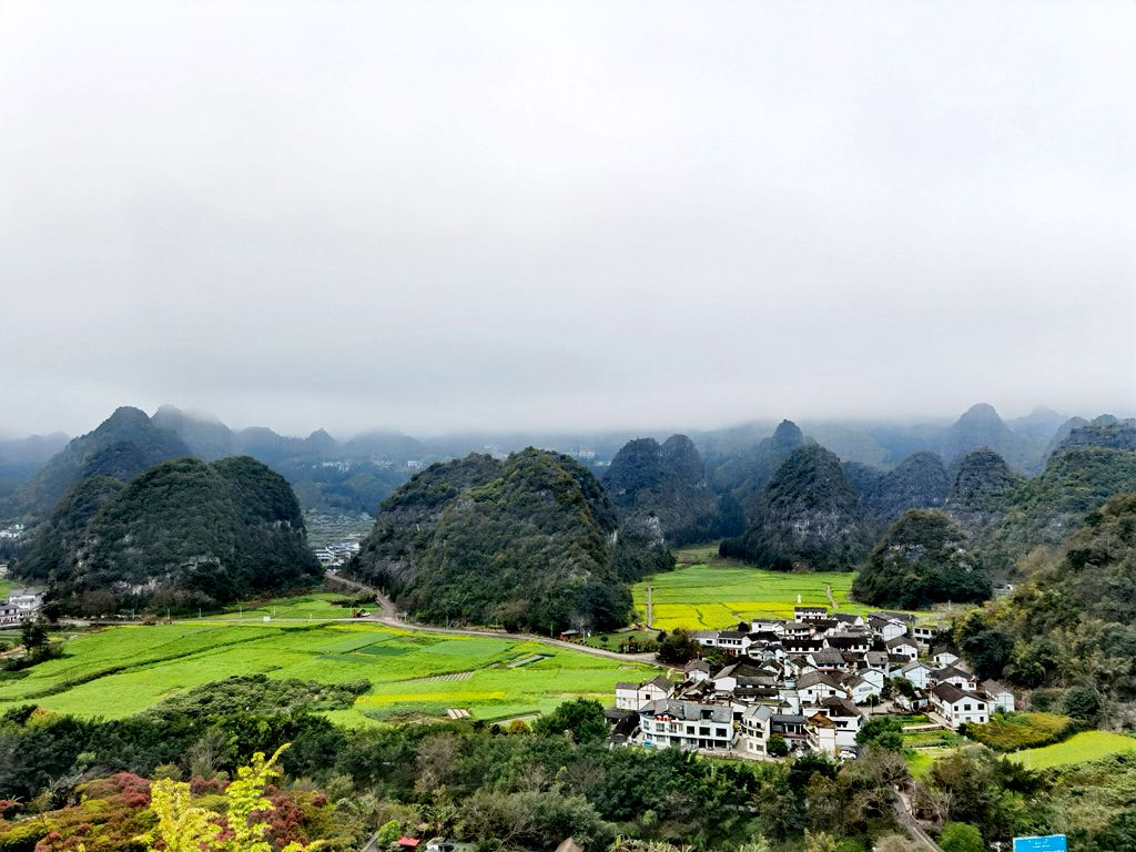 天阴不掩山水美4信步万峰林