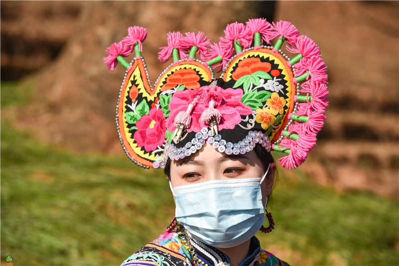 图集楚雄直苴赛装节赏彝绣服饰的绚丽