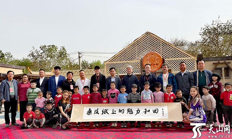 "4月17日,在墨玉县普恰克其镇布达村桑皮纸文化产业园里,前来参加"