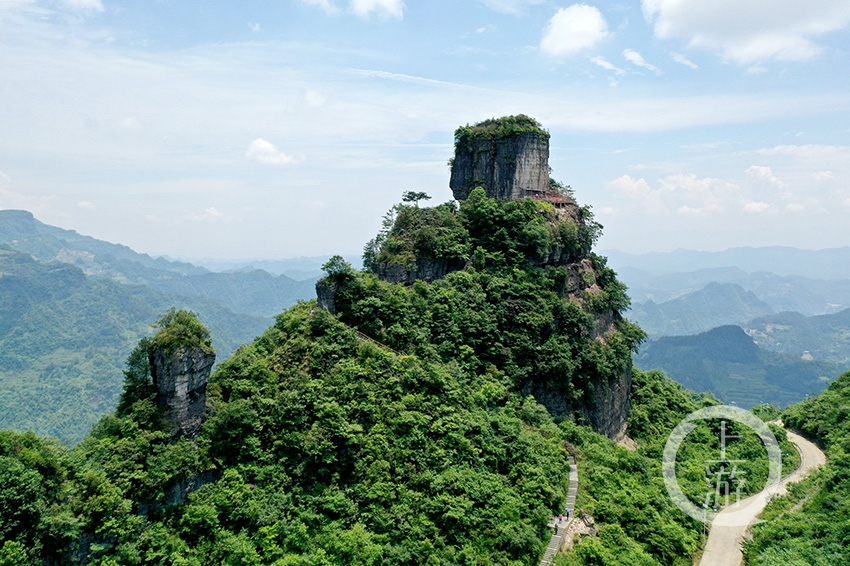 游客在石钟山游玩.