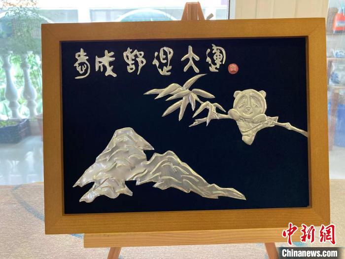 陈静 摄"使用废弃易拉罐制作浮雕工艺画是我在吃烧烤喝啤酒时突然