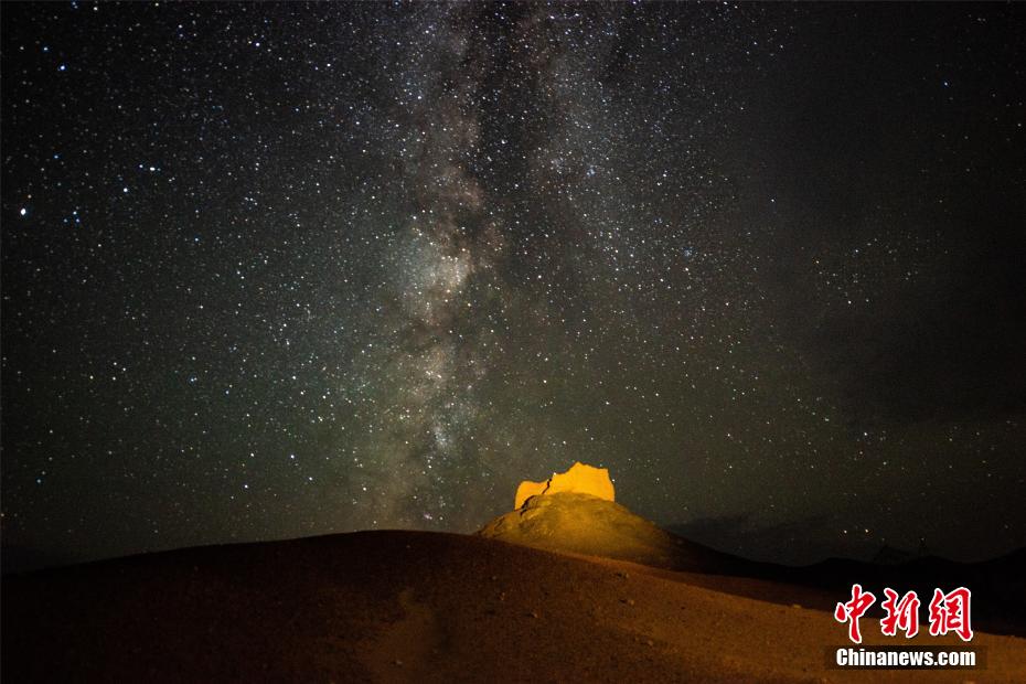 图为阳关古遗址的夜景.王斌银 摄敦煌阳关景区呈现出的梦幻星空.