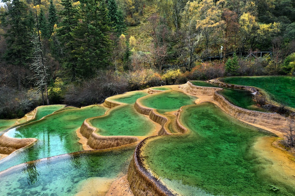 嫩恩桑措景区(神仙池)嫩恩桑措景区(神仙池)成片的山坡被黄色,乳白色