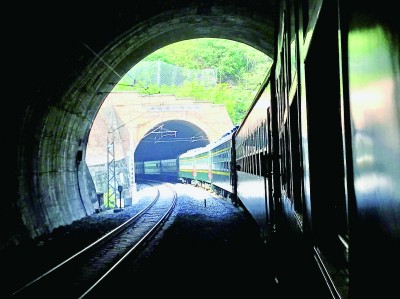 “慢火车”旅行:网页版传奇世界放慢脚步 感受“诗和远方”