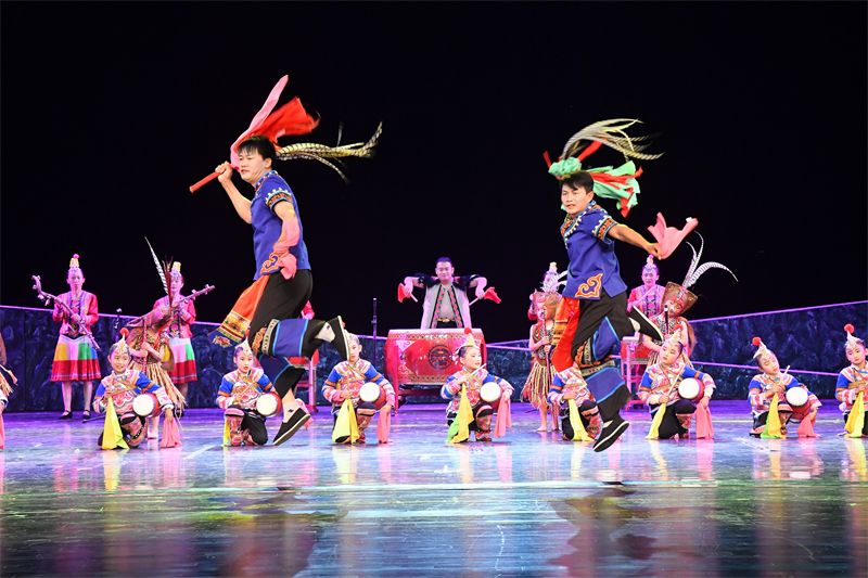 雙柏縣傳統舞蹈《傳承之鼓娃豹娃》在云南省第十二屆民族民間歌舞樂展演中獲銅獎