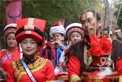 甩起头发，木鼓欢歌 云南民族村元旦木鼓祭祀狂欢