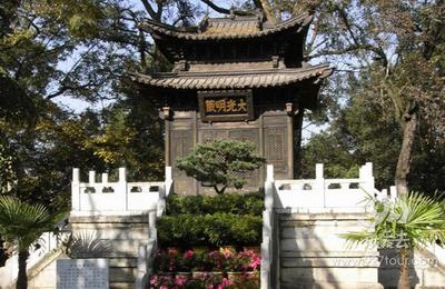 市民登山更惬意！昆明首条市属公园木栈道落户金殿 
