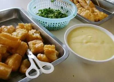 牛X的昆明人早点吃法式风情面包棍配现磨大豆蛋白浓汤，晚餐吃陈年酸汤加小辣椒煮深海鳕鱼！