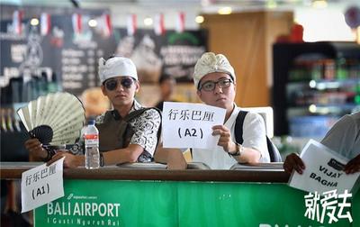 背包在左侧，一起在红绿灯极少的巴厘岛街头飞奔