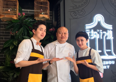 美食新节目“每周厨房”要开播啦！与⽼东粥皇“郑⼤厨”一起探索美食背后的故事吧
