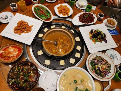 他去跑马拉松，顺便吃了个饭，50多场马拉松后，他开了间餐厅···