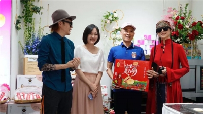 杨丽萍化身导游 共探潘祥记鲜花饼极致匠心