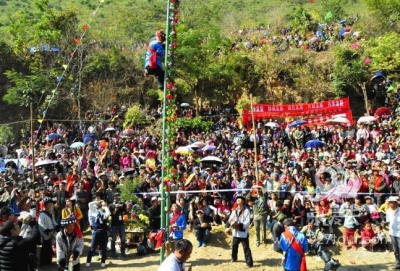 一年一度澡塘会，怒江新春说丰年
