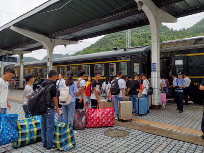 中铁昆明局集团开行中考专列