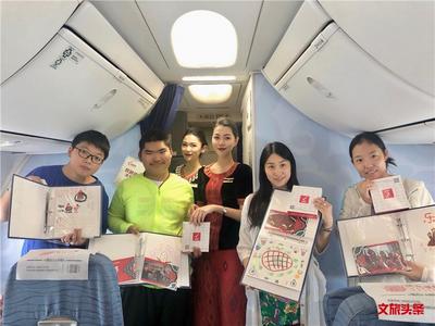 瑞丽航空传承民族文化 飞机上玩起“火把节”