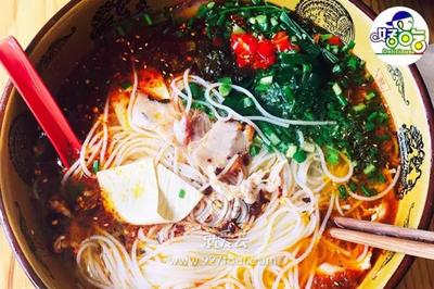 昆明这家街边店米线碗有头大，佐料特别多，米线还能随便加