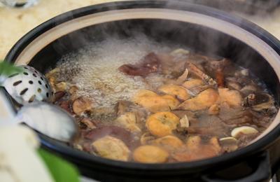 云南人难以抗拒的美味！抓住八月的尾巴一定要到熙楼吃野生菌火锅