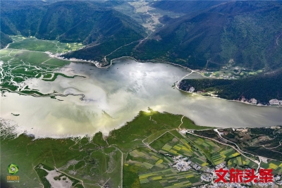 【就爱去香格里拉】一半海水一半草原  高原景色令人着迷