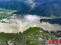 【就爱去香格里拉】一半海水一半草原  高原景色令人着迷