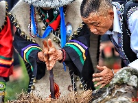 磨盘山上取火种  新平欢度火把节