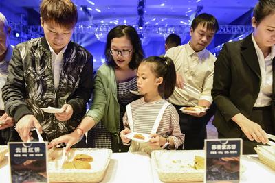 嘉华新推2018年匠心月饼 用心打造“自家人吃”的标准