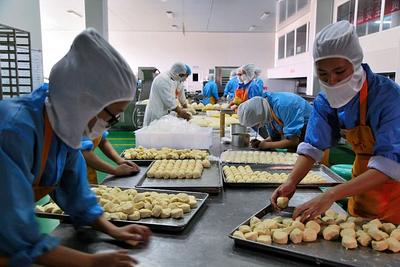 消费者实地探访高上高食品 见证“鹤香楼”月饼生产全过程